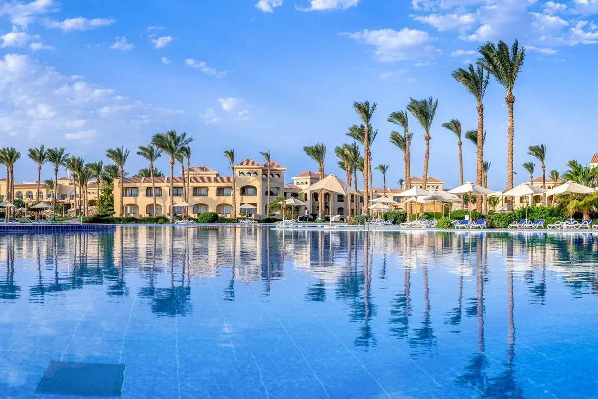 Luksusowy hotel z basenem i palmami w Makadi Bay. Idealne miejsce na wakacje.