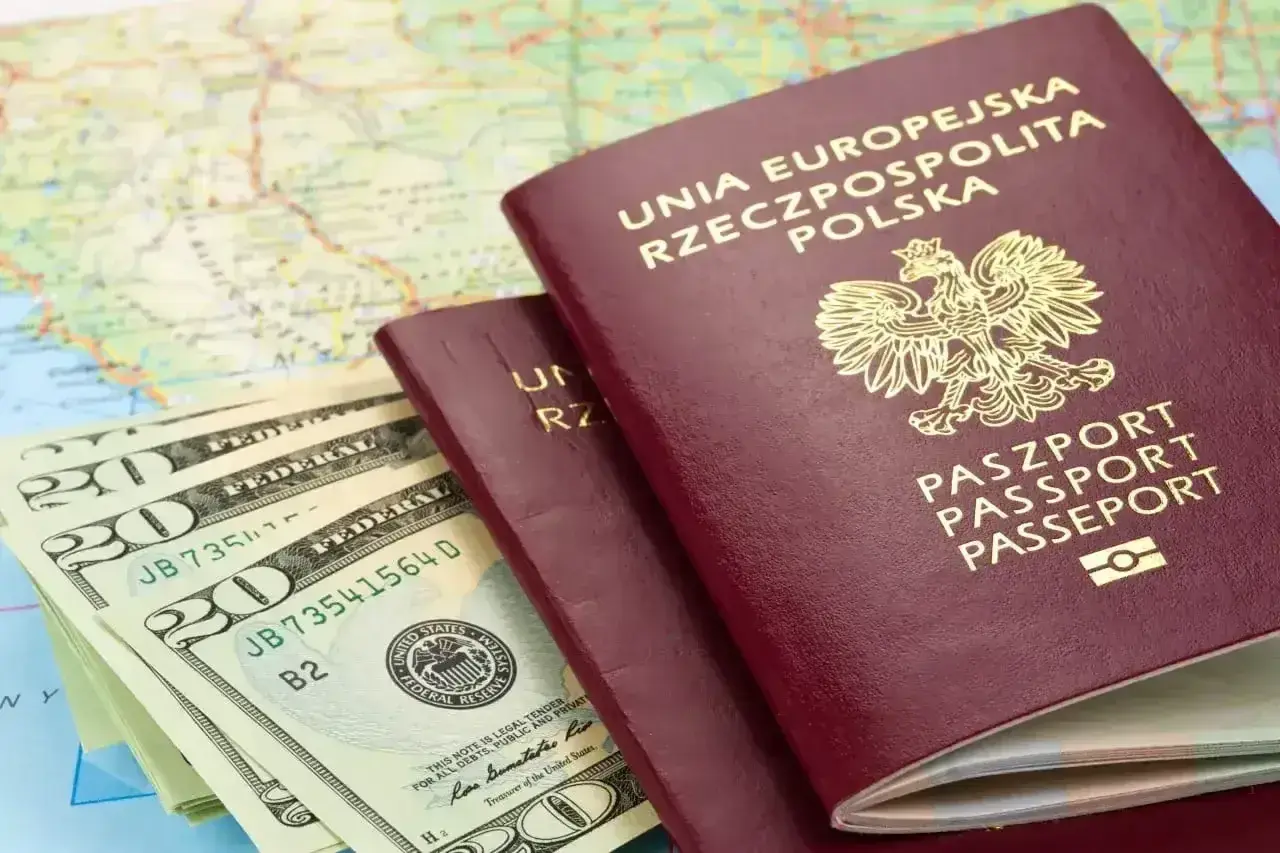 Polskie paszporty, dolary i mapa. Planujesz podróż? Czy Szwajcaria jest w Schengen, by łatwo przekroczyć granicę?