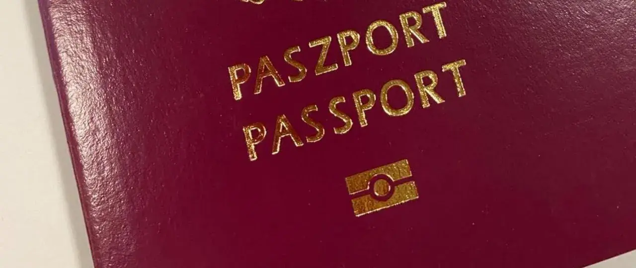 Czerwony paszport z napisem "PASZPORT" i symbolem. Czy do Norwegii potrzebny jest paszport? Tak, jeśli nie jesteś obywatelem UE/Schengen.