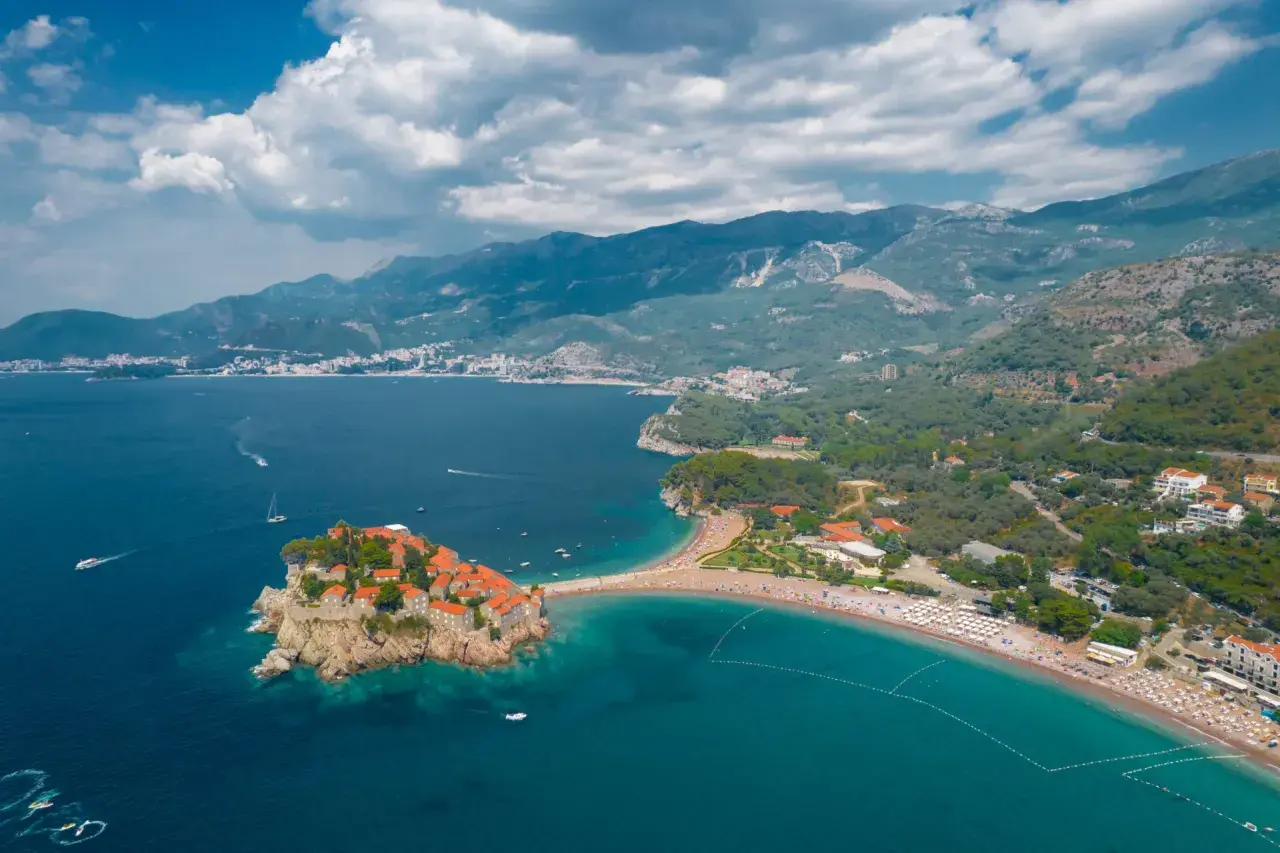 Sveti Stefan, Czarnogóra, kwiecień. Piękna pogoda, turkusowe morze, góry w tle. Idealne miejsce na wiosenny wypoczynek.