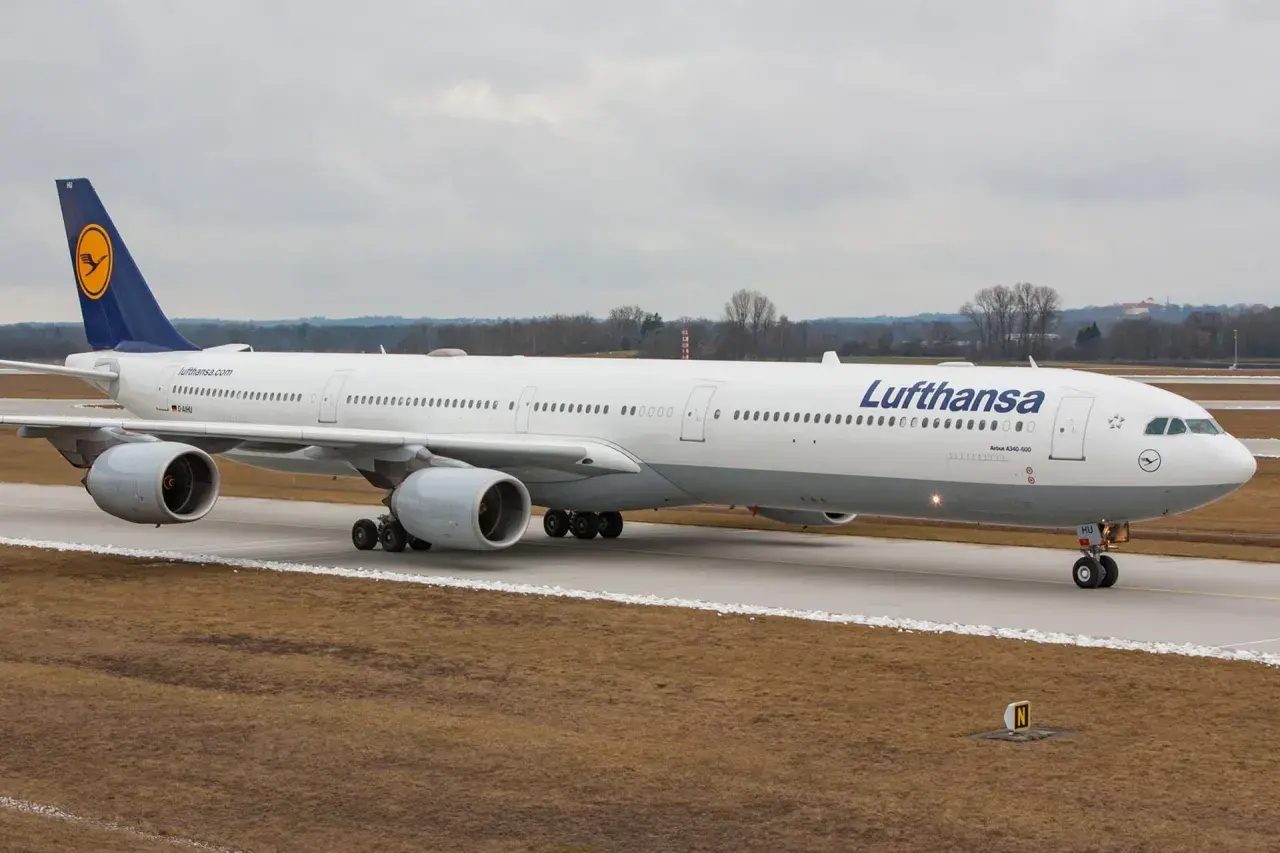 Airbus A340-600 linii Lufthansa na płycie lotniska.