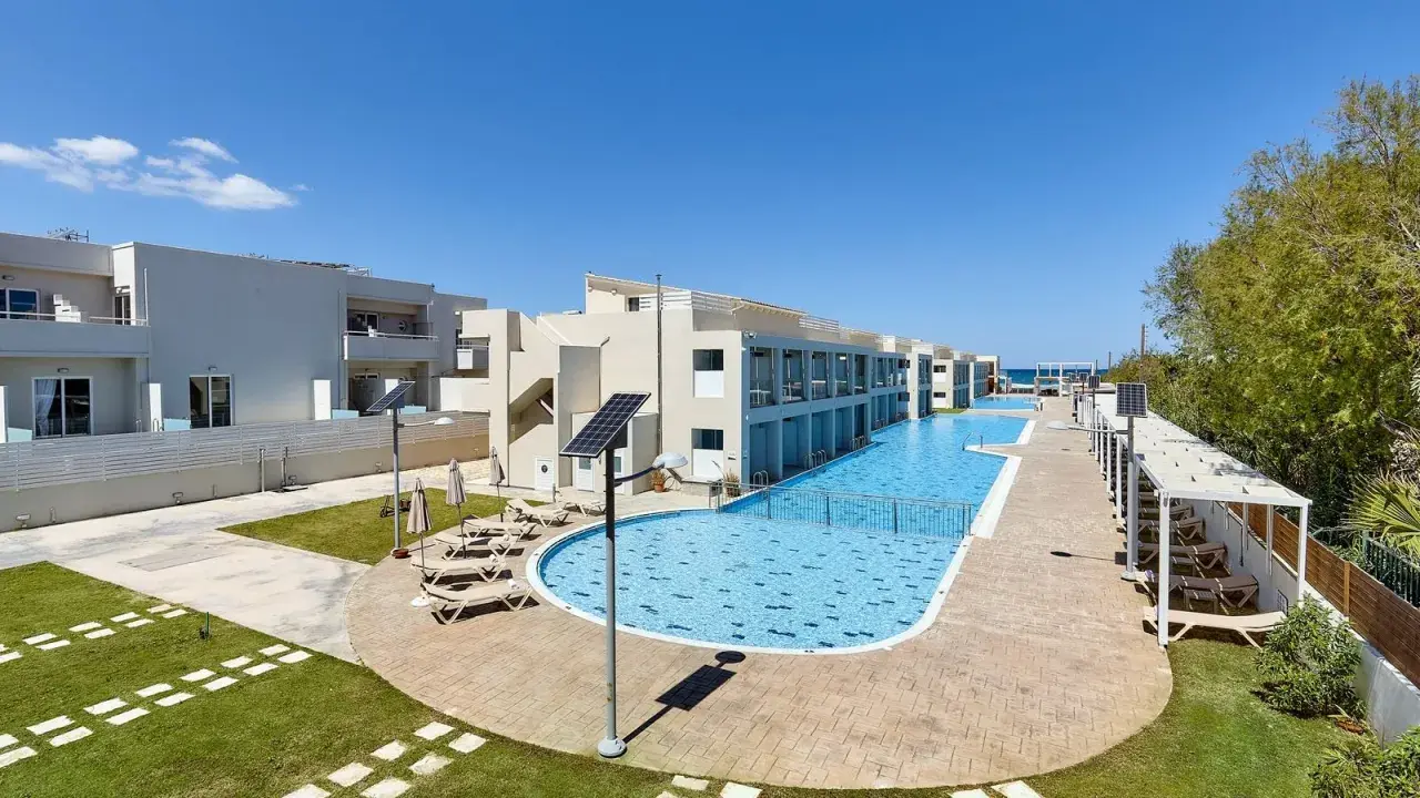 Nowoczesny hotel z basenem i leżakami, idealny na wakacje w St. Constantin.