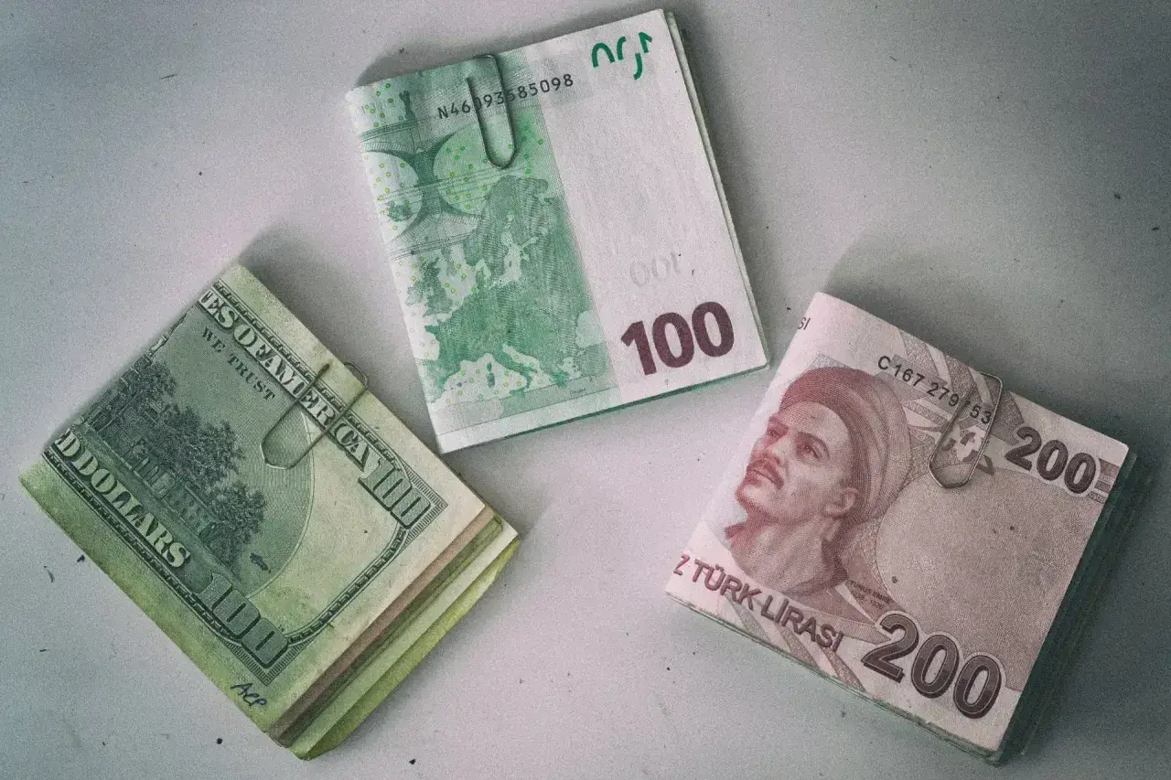 Dolar, euro i liry tureckie. Zastanawiasz się, czym płacić w Turcji? Lira turecka jest lokalną walutą, ale dolary i euro też są akceptowane w wielu miejscach.