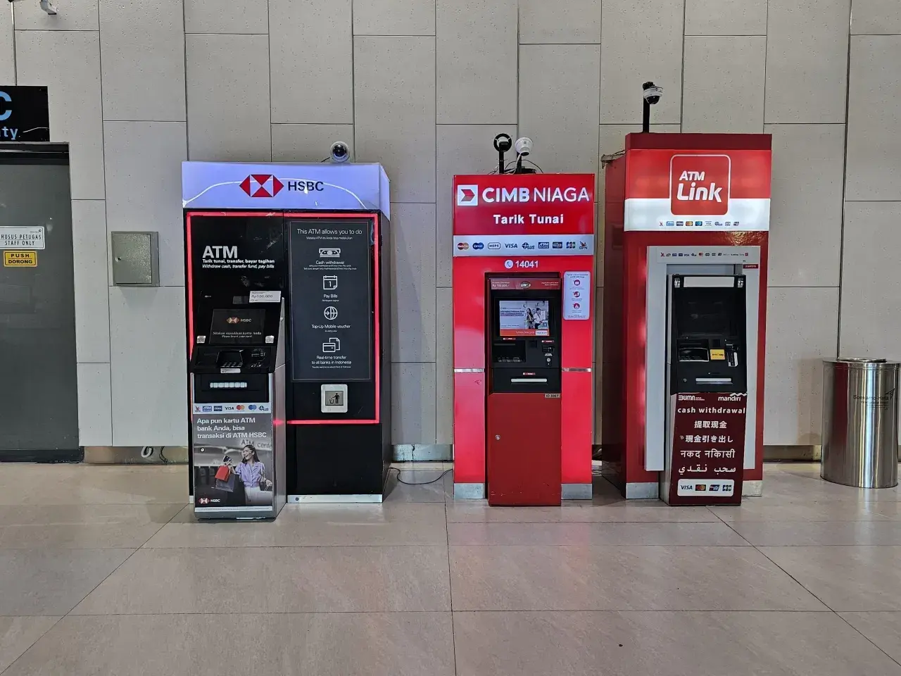 Bankomaty w Indonezji: HSBC, CIMB NIAGA i ATM Link. Można tu wypłacić walutę indonezji, zrobić przelew i zapłacić rachunki.