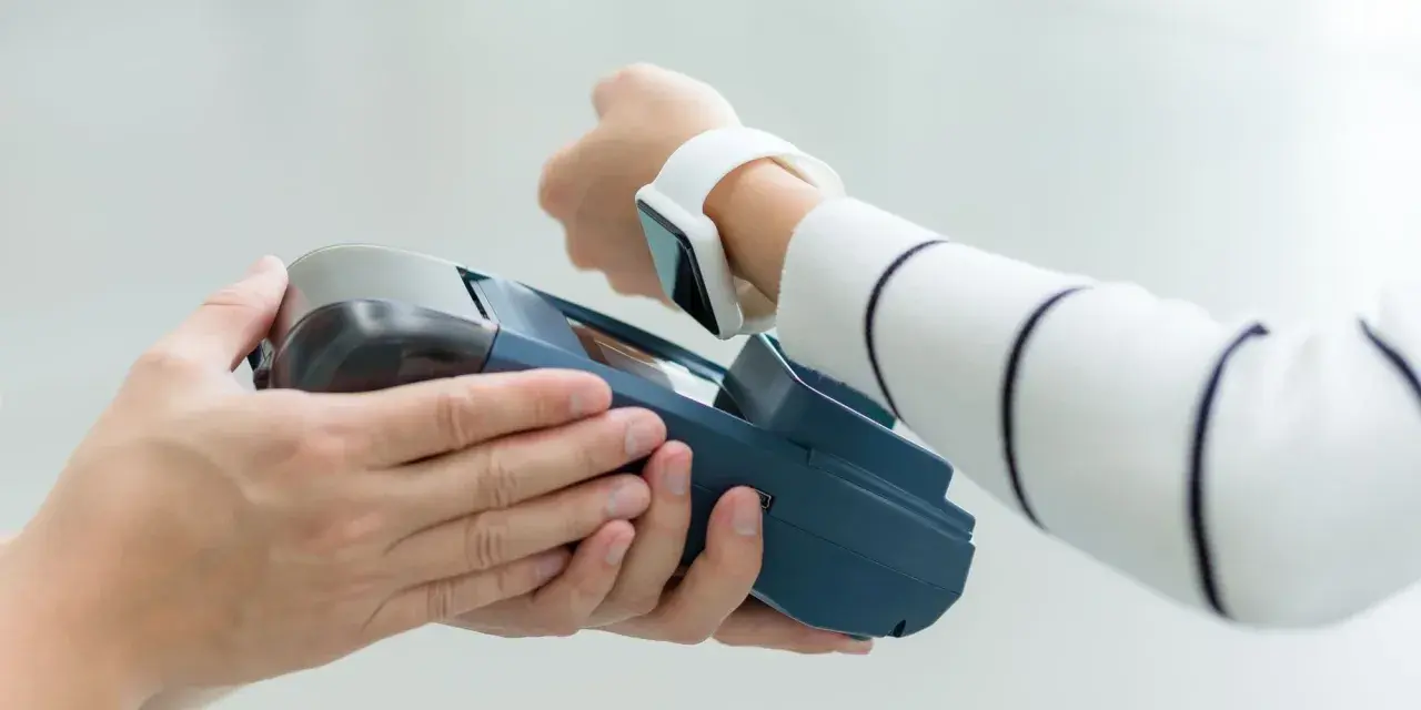 Płatność zbliżeniowa zegarkiem w Finlandii. Bezgotówkowe transakcje, gdzie waluta euro jest obsługiwana przez nowoczesne technologie.