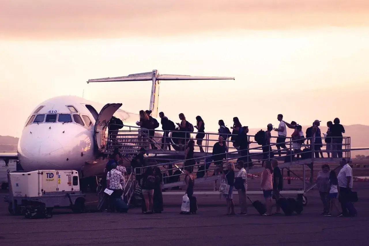 Tłum pasażerów wsiada do samolotu. Czy to kolejny przypadek overbookingu Ryanair?