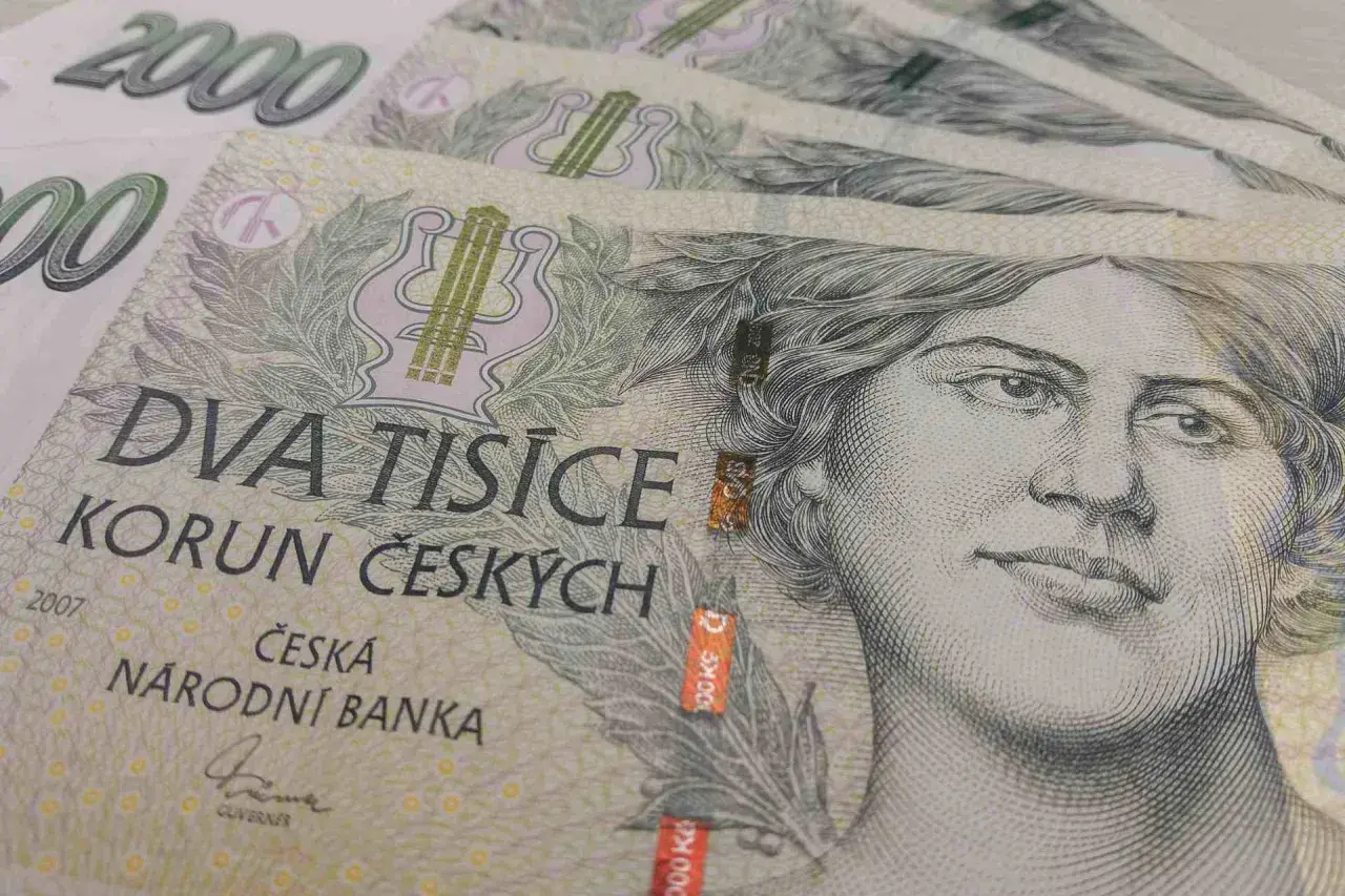 Czeskie banknoty o nominale 2000 koron z portretem kobiety.