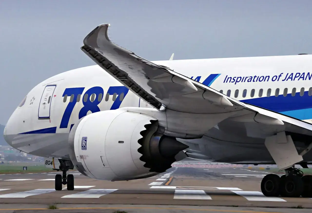 Boeing 787-9 Dreamliner z napisem "Inspiration of JAPAN" na skrzydle, kołami podwozia i silnikiem Rolls-Royce.