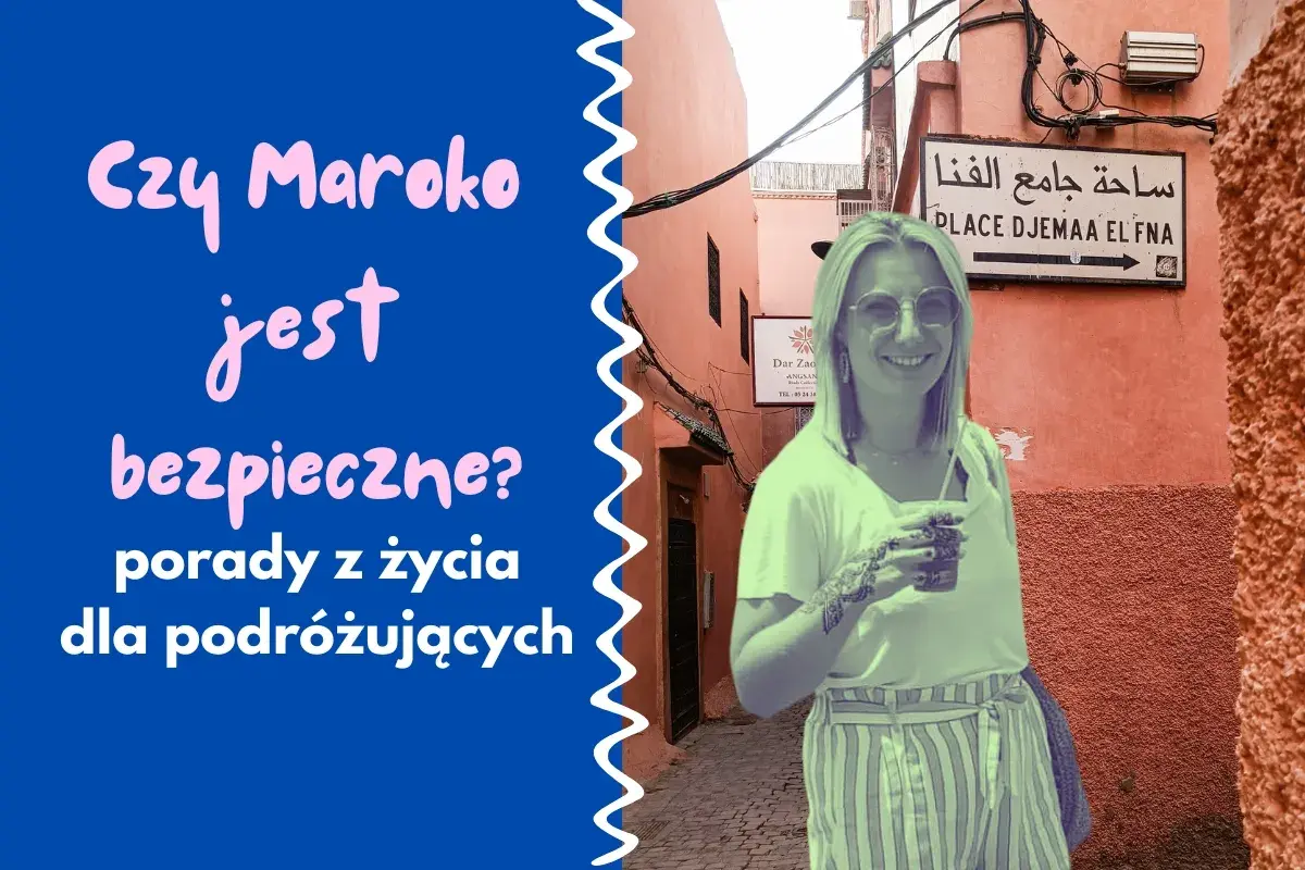 Kobieta z tatuażem na ręce uśmiecha się na tle uliczki w Maroku. Czy Maroko jest bezpieczne? Porady dla podróżujących.