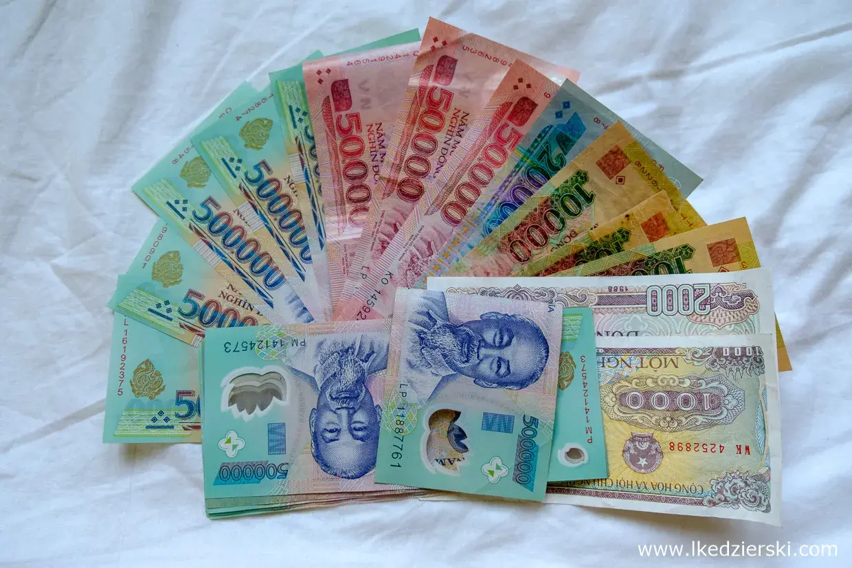 Wietnamska waluta w Hanoi: stos banknotów 500 000, 50 000, 20 000, 10 000, 2 000 i 1 000 dongów.