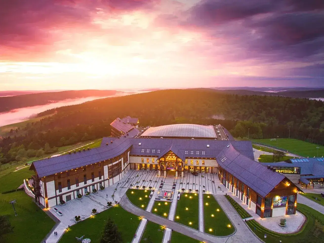 Hotel Arłamów o zachodzie słońca. Sprawdź atrakcyjne hotel arłamów ceny i zaplanuj swój pobyt w malowniczej okolicy.