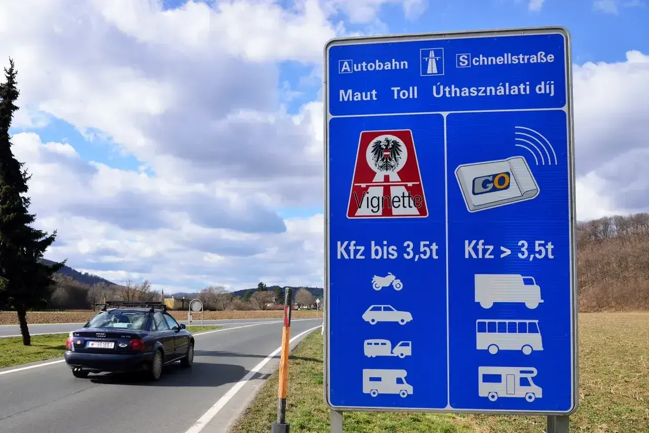 Znak drogowy w Austrii informuje o opłatach za autostrady i drogi szybkiego ruchu. Winieta to forma płatności, która jest tu walutą za przejazd.