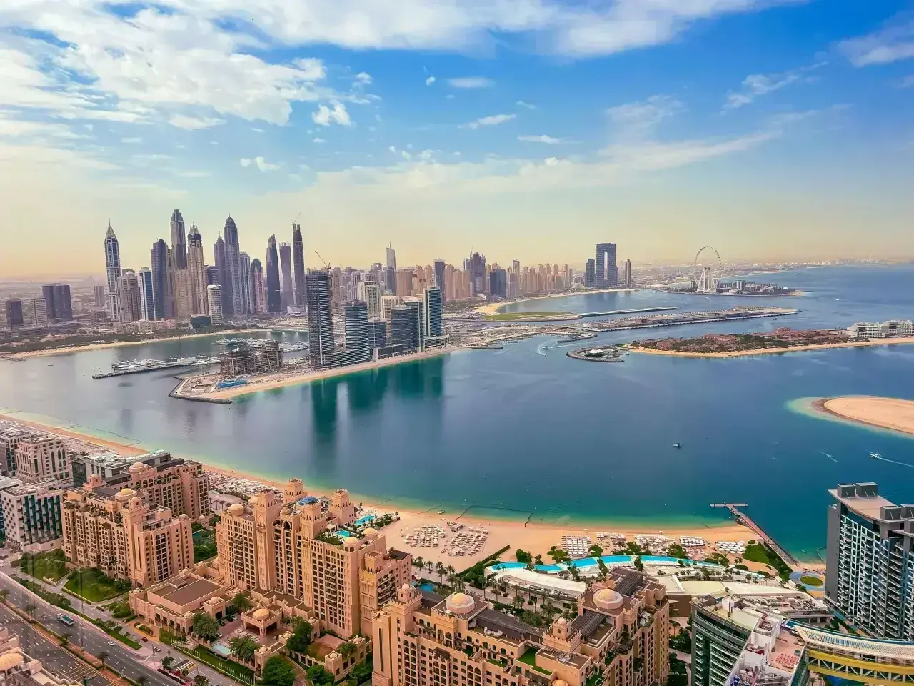 Widok na Dubaj z Palm Jumeirah. Nowoczesne wieżowce, plaże i turkusowa woda. Czy w Dubaju jest bezpiecznie? Tak, to bezpieczne miejsce na wakacje.