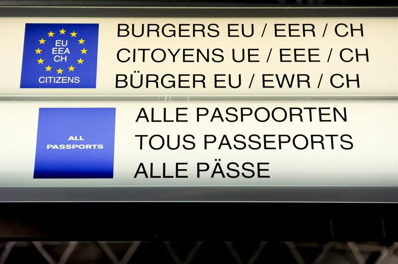 Tablice informacyjne na lotnisku. Jedna wskazuje "Obywatele UE/EOG/CH", druga "Wszystkie paszporty". To ułatwia podróżowanie po strefa schengen kraje.