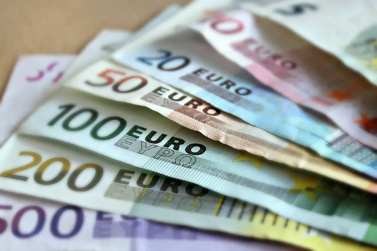 Stos banknotów euro: 500, 200, 100, 50 i 20 euro. Waluta holandii, czyli euro, jest symbolem jedności w Europie.