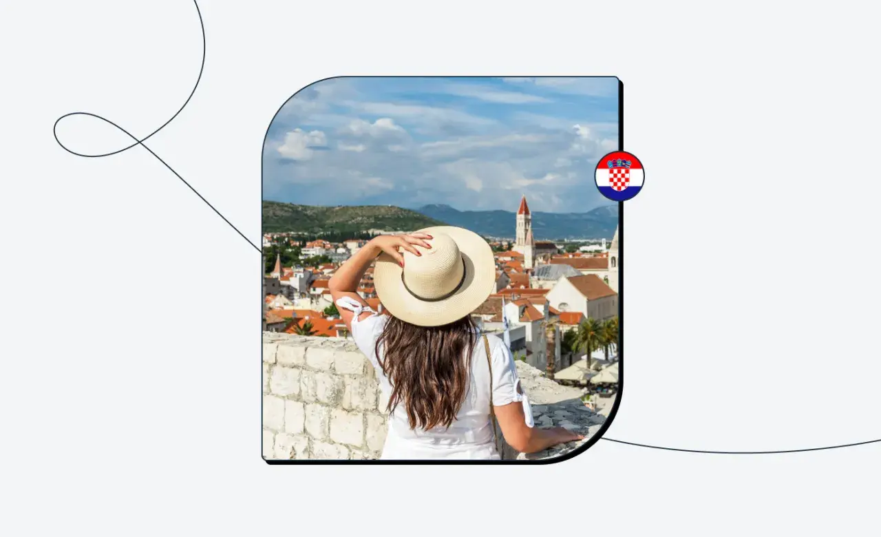 Kobieta w kapeluszu podziwia chorwackie miasto. Czy do Chorwacji potrzebny jest paszport? Sprawdź!