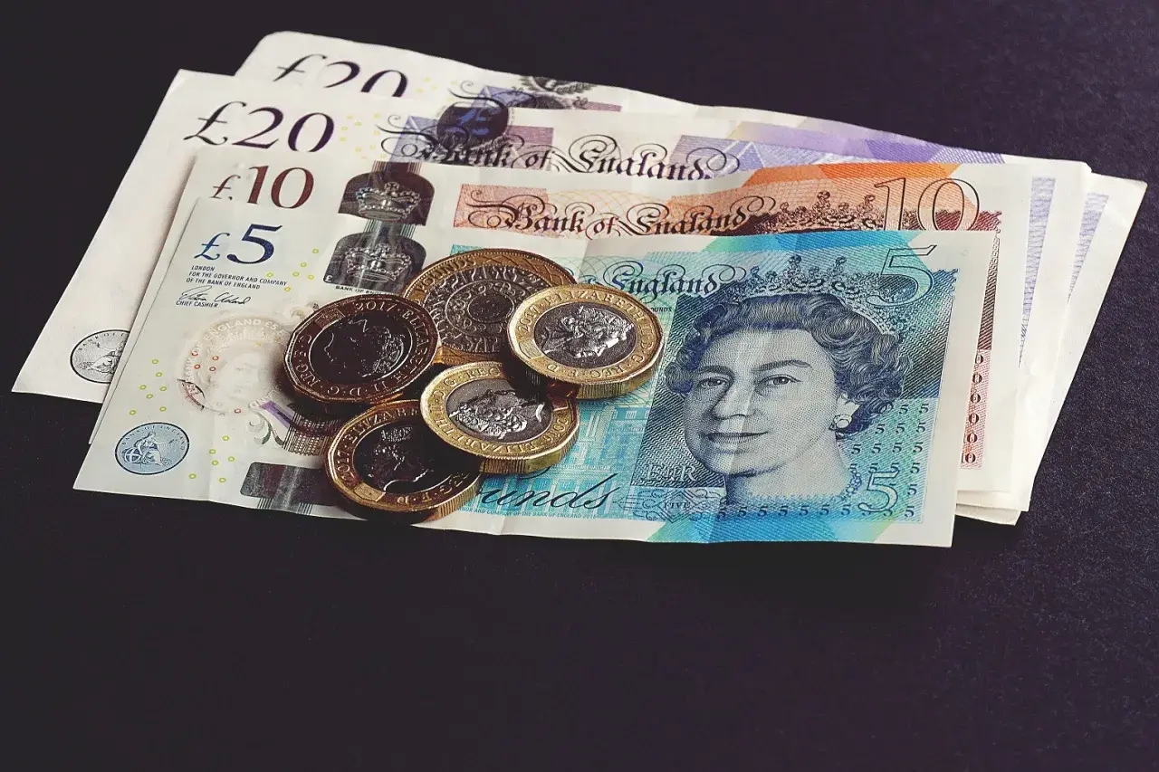 Brytyjskie banknoty i monety z wizerunkiem królowej Elżbiety II.