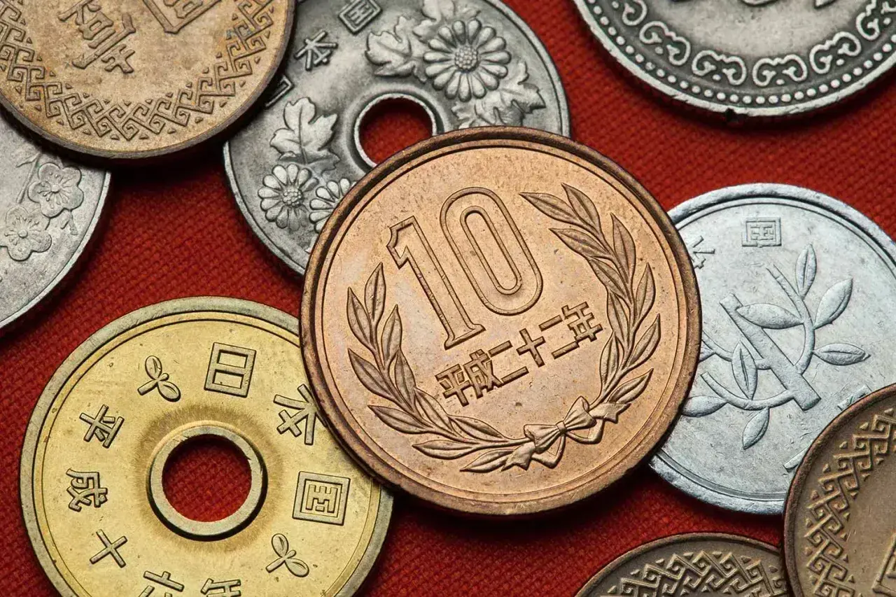 Różnorodne monety, w tym miedziana dziesięciojenowa, stanowią fascynującą kolekcję japońskiej waluty.