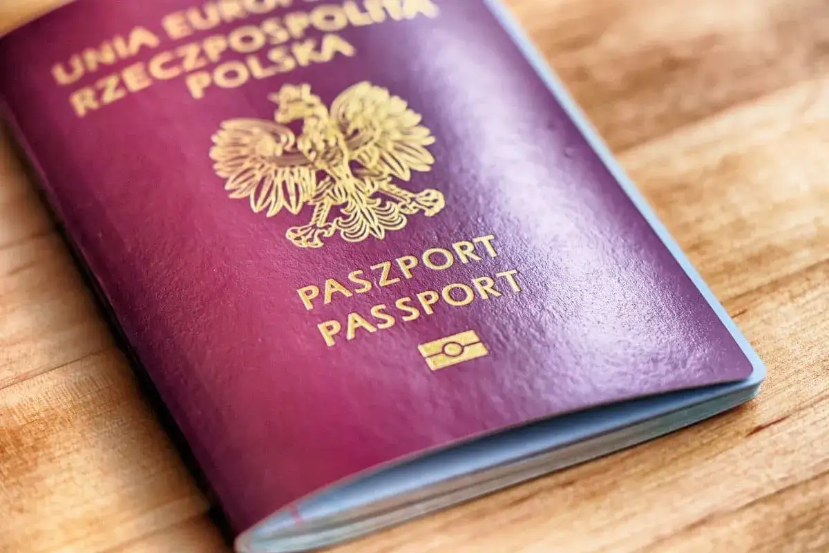 Polski paszport biometryczny z godłem orła i napisem 