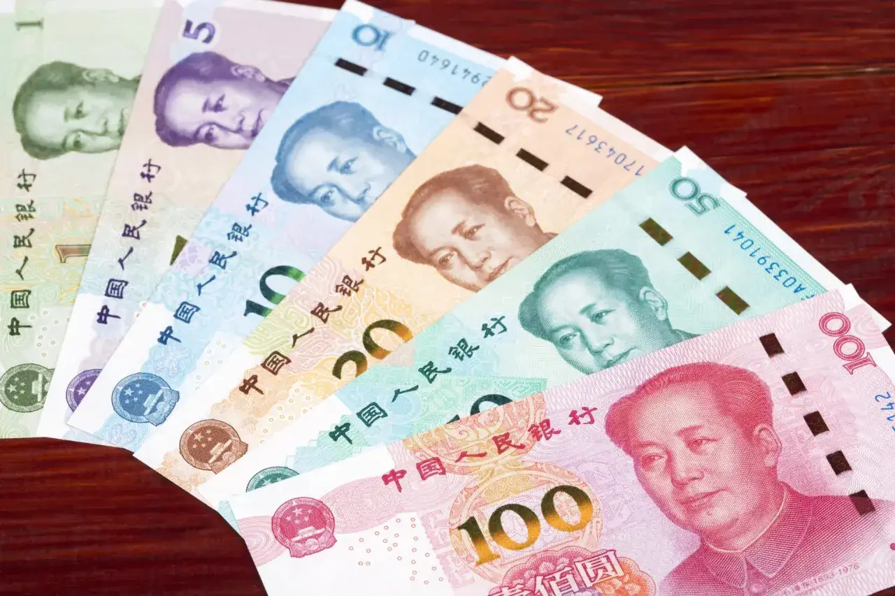 Chińska waluta, juan, na banknotach z wizerunkiem Mao Zedonga: 1, 5, 10, 20, 50 i 100.
