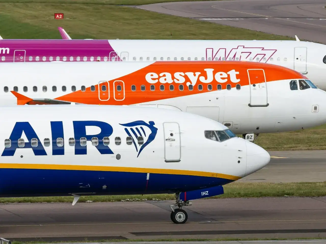 Samoloty Ryanair, Wizz Air i easyJet na płycie lotniska. Czy Ryanair jest bezpieczny? Te linie lotnicze latają po całym świecie.