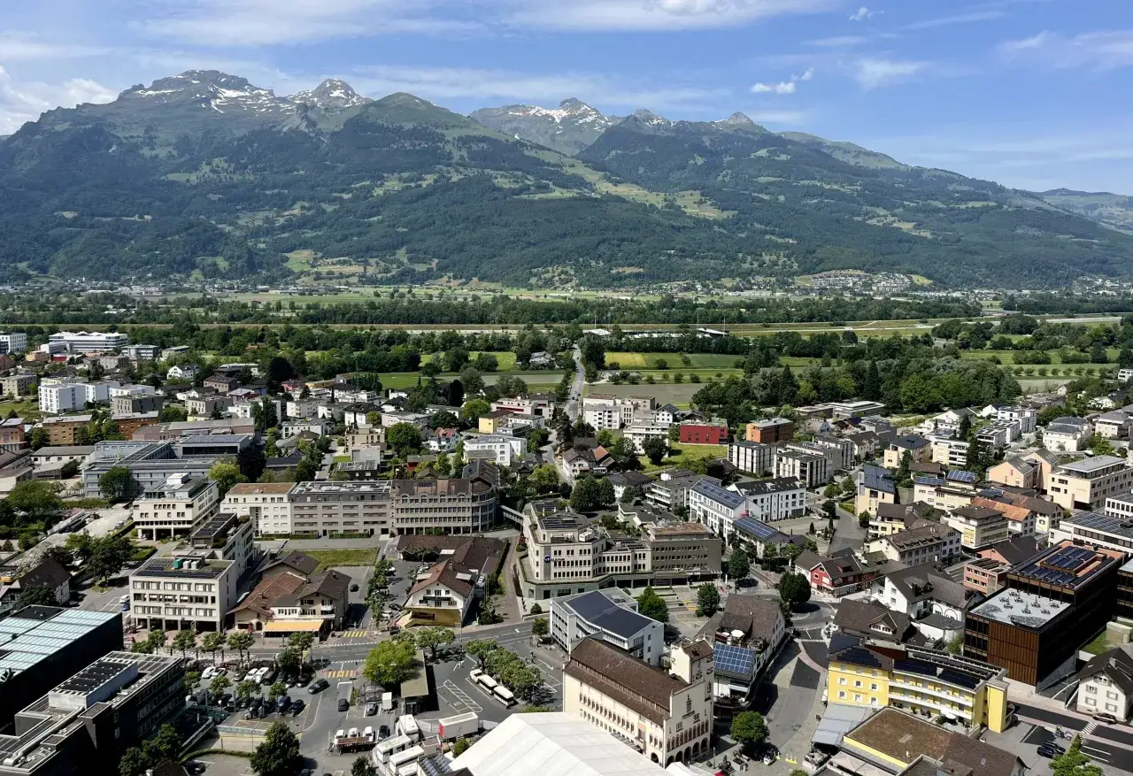 Widok na miasto Vaduz, gdzie można poczuć atmosferę kraju, którego waluta to frank szwajcarski. W tle góry.