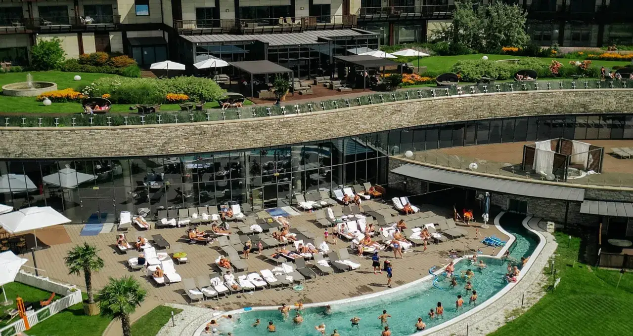 Relaks przy basenie w Hotelu Arłamów. Sprawdź hotel Arłamów ceny i zaplanuj swój wypoczynek.