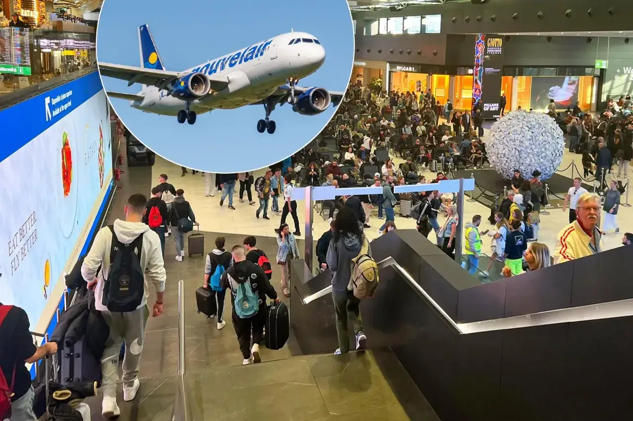Samolot linii nouvelair wznosi się nad lotniskiem, gdzie tłum podróżnych czeka na swoje loty.