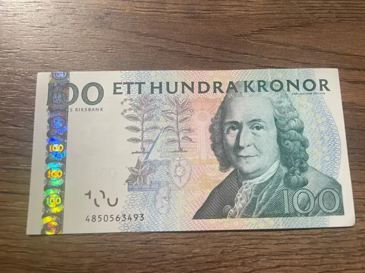 Szwedzka waluta to korona. Na banknocie widnieje portret Karola Linneusza i napis 