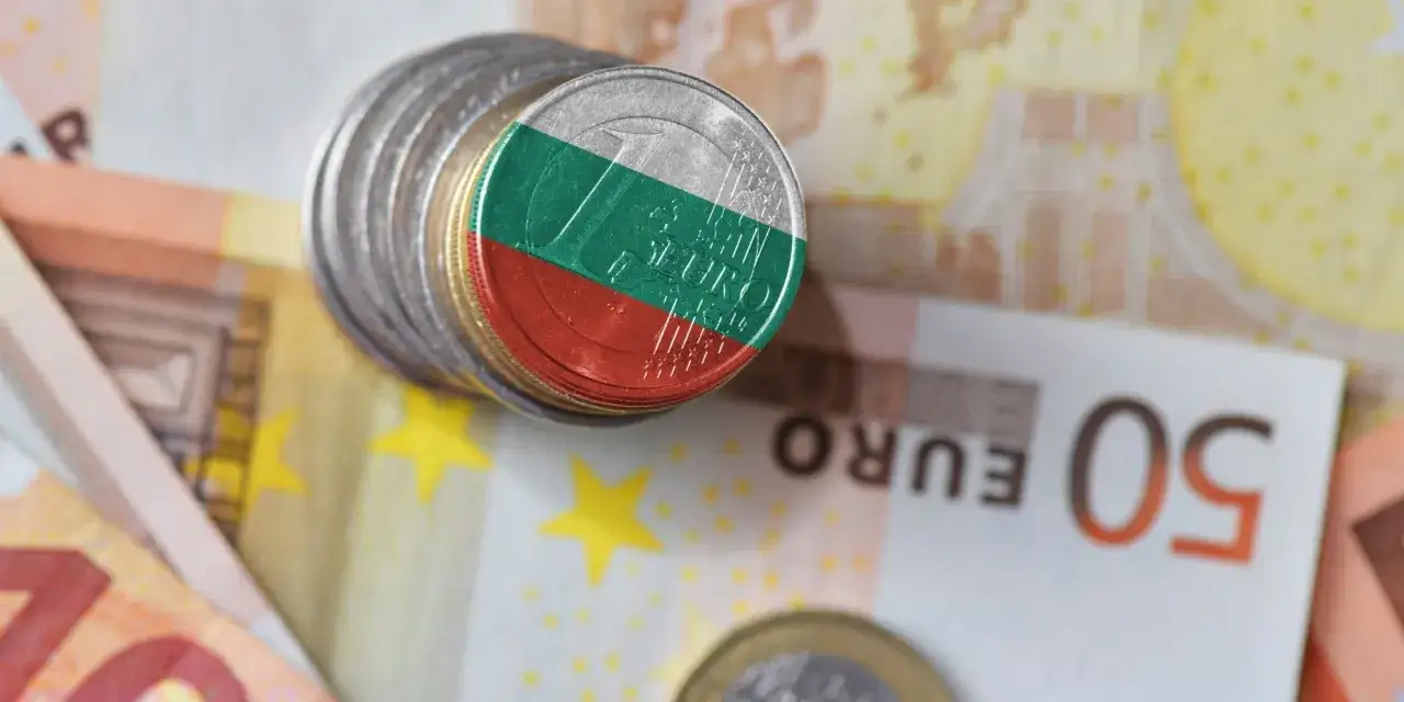 Monety z flagą Bułgarii leżą na banknotach euro. Waluta Bułgarii, lew, wkrótce może zastąpić euro.