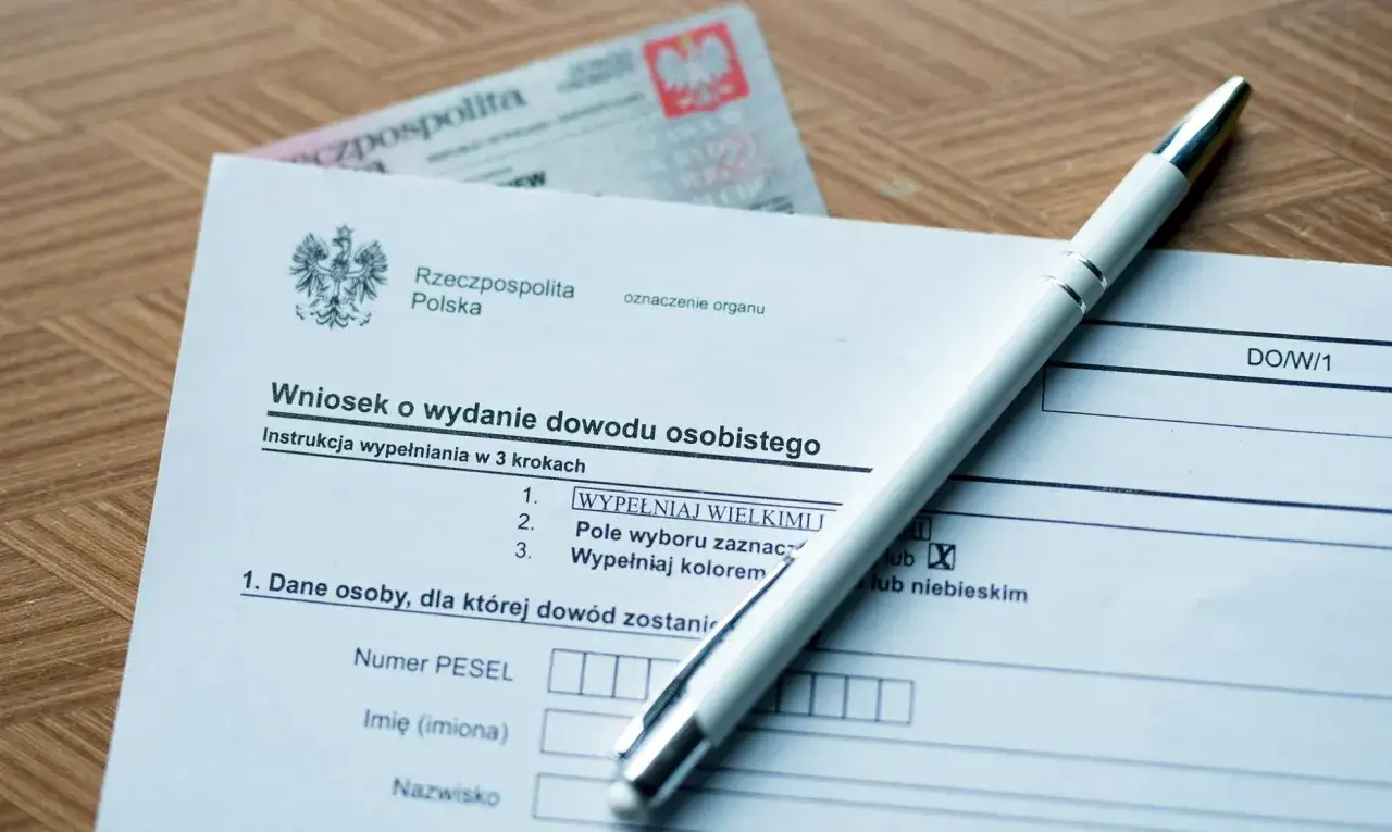 Wniosek o dowód osobisty i długopis. Czas oczekiwania na dowód osobisty zależy od urzędu.