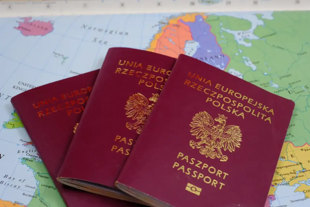 Trzy polskie paszporty leżą na mapie Europy, gotowe do podróży. Planujesz wiza do UK?