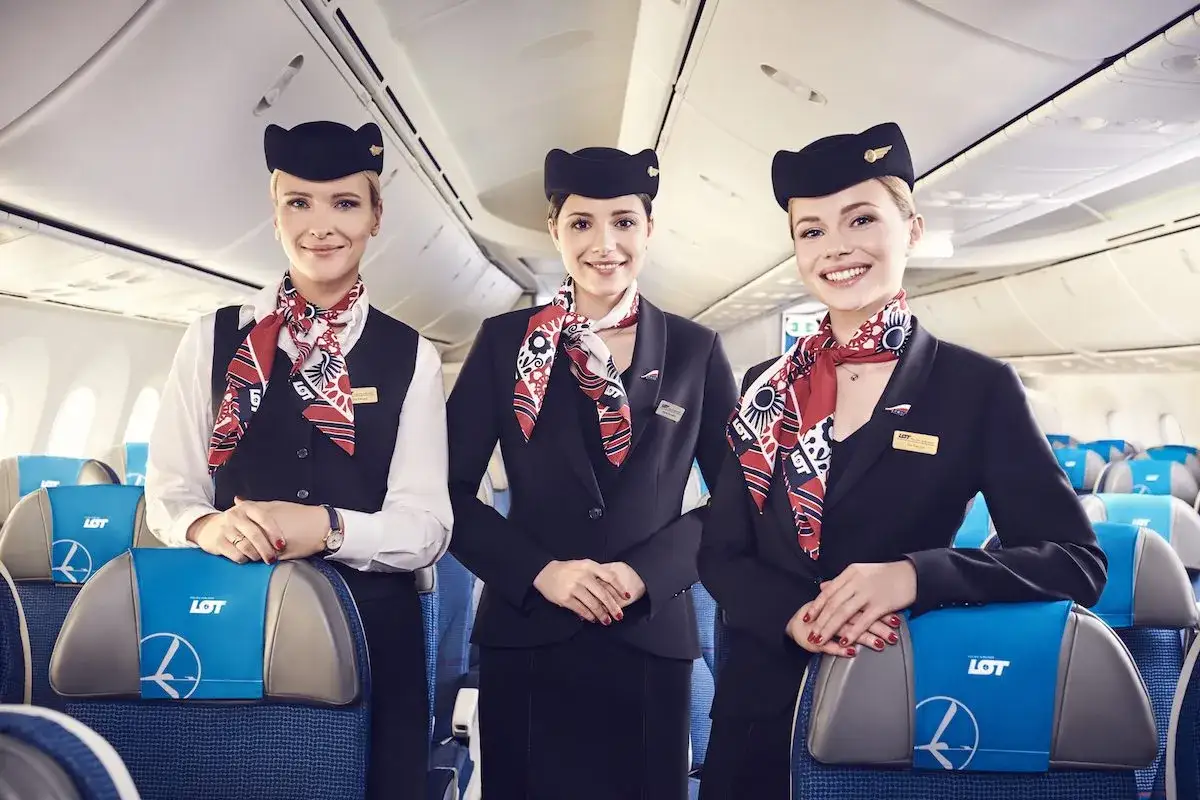 Uśmiechnięte stewardessy LOT-u w eleganckich mundurkach. Zastanawiasz się, ile zarabia stewardessa lot?