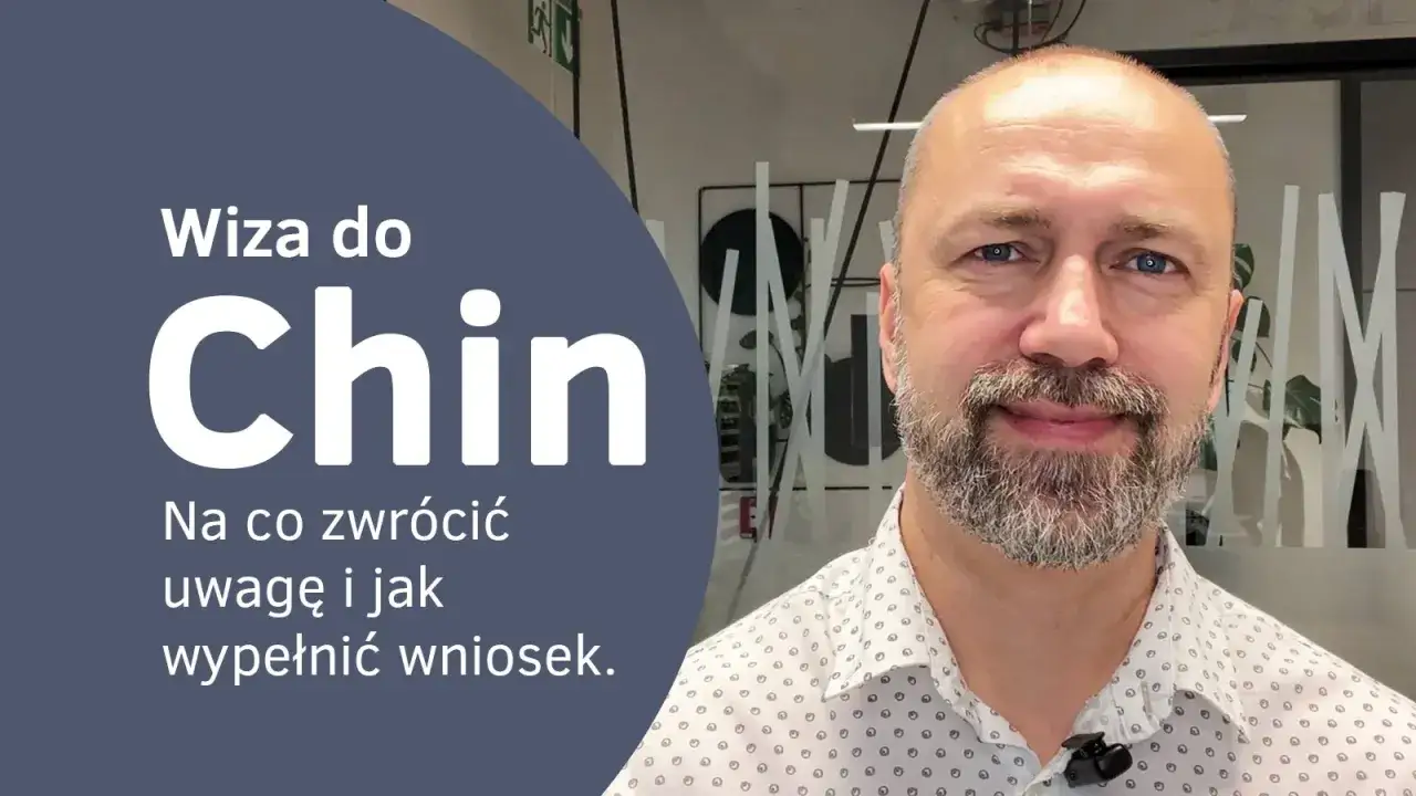 Wiza do Chin: poradnik, jak wypełnić wniosek i na co zwrócić uwagę. Mężczyzna z brodą uśmiecha się.