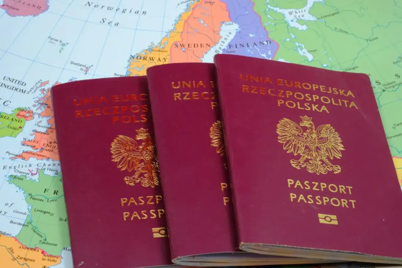 Trzy polskie paszporty leżą na mapie Europy. Czy do Wielkiej Brytanii potrzebny jest paszport?