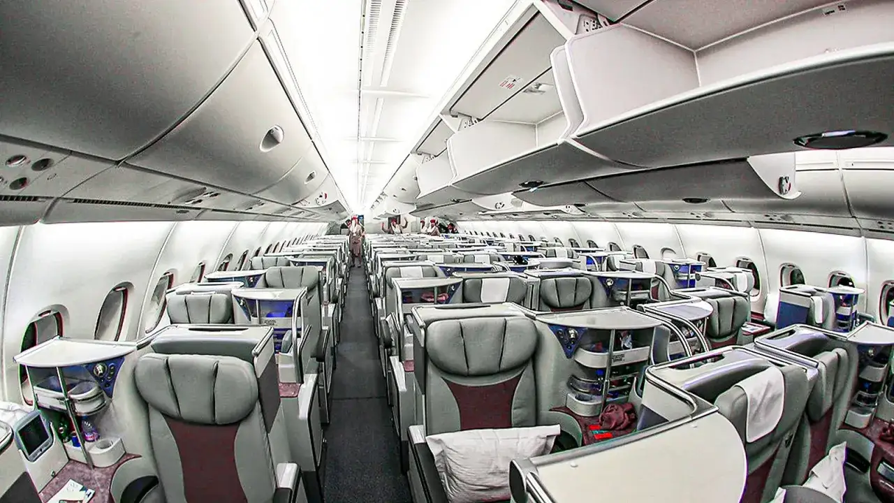 Wnętrze Airbus A380 800 z rzędami wygodnych foteli biznesowych.