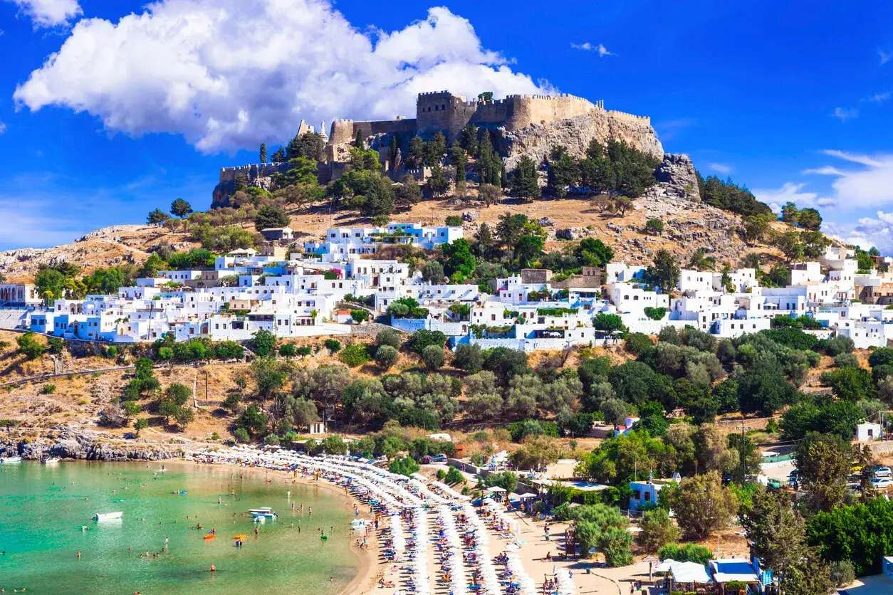 Piękna plaża w Lindos, Rodos. Woda jest krystalicznie czysta i zachęca do kąpieli, idealna na upalne dni.