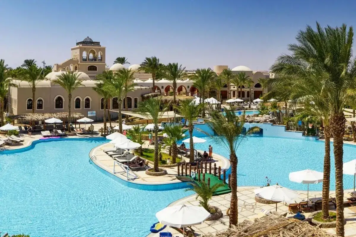 Luksusowy resort w Makadi Bay z basenami, palmami i architekturą w stylu orientalnym.