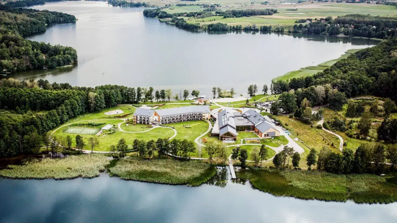 Luksusowy hotel 5 gwiazdkowy położony nad jeziorem, otoczony zielenią i lasami. Idealne miejsce na relaks i wypoczynek.