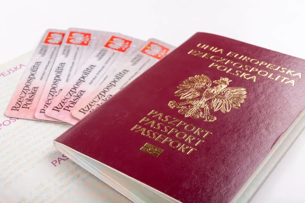 Paszport i kilka dowodów osobistych. Czy do Hiszpanii potrzebny jest paszport? Sprawdź przepisy UE.