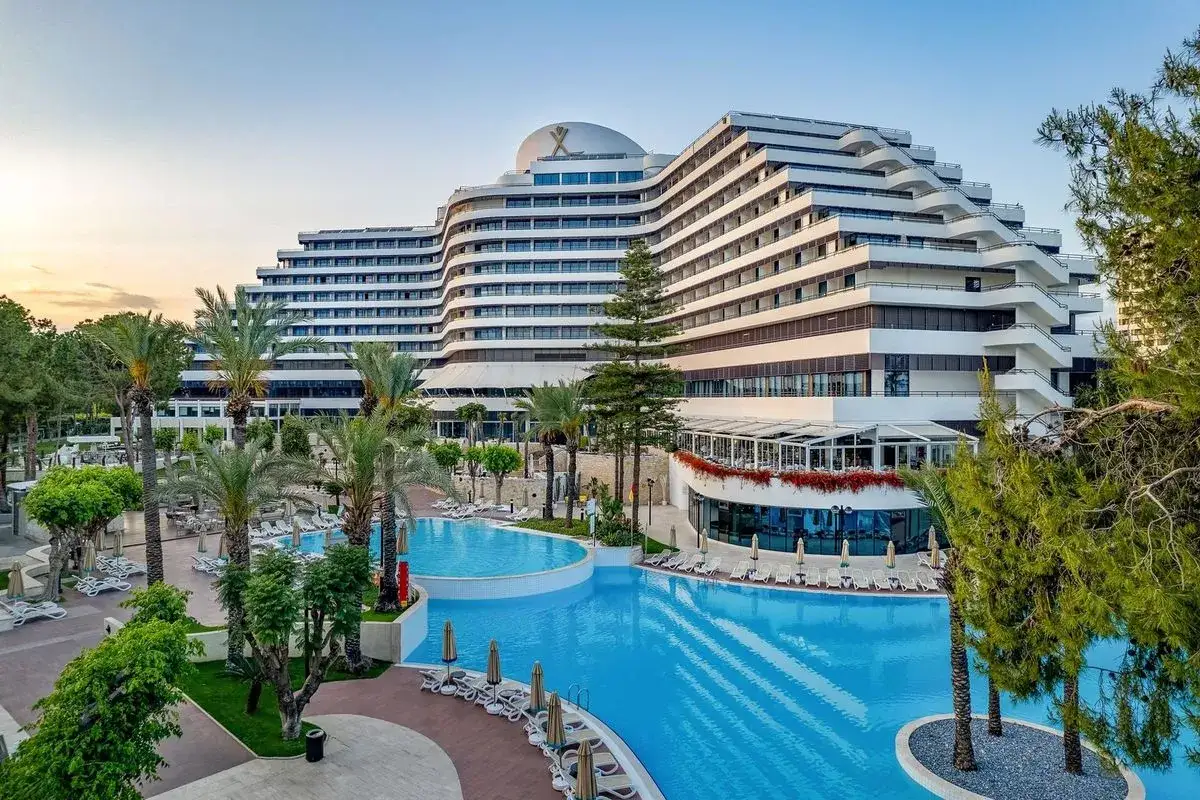 Luksusowy hotel Rixos w Turcji z basenami i palmami.