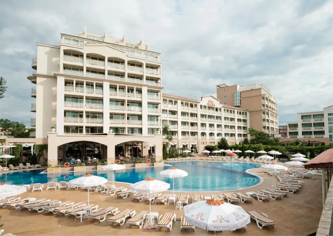 Hotel Alba w Bułgarii z basenem i leżakami. Idealne miejsce na wakacje.