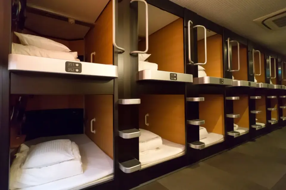 Hotel kapsułowy na krótki wyjazd - co warto wiedzieć?